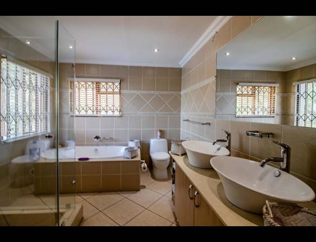 4 BEDROOM HOUSE FOR SALE IN CONSTANTIA KLOOF